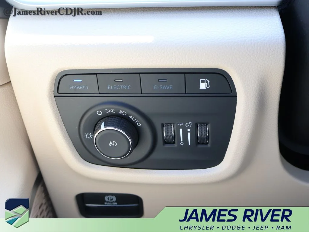 Used 2022 Silver Jeep 4xe image 32