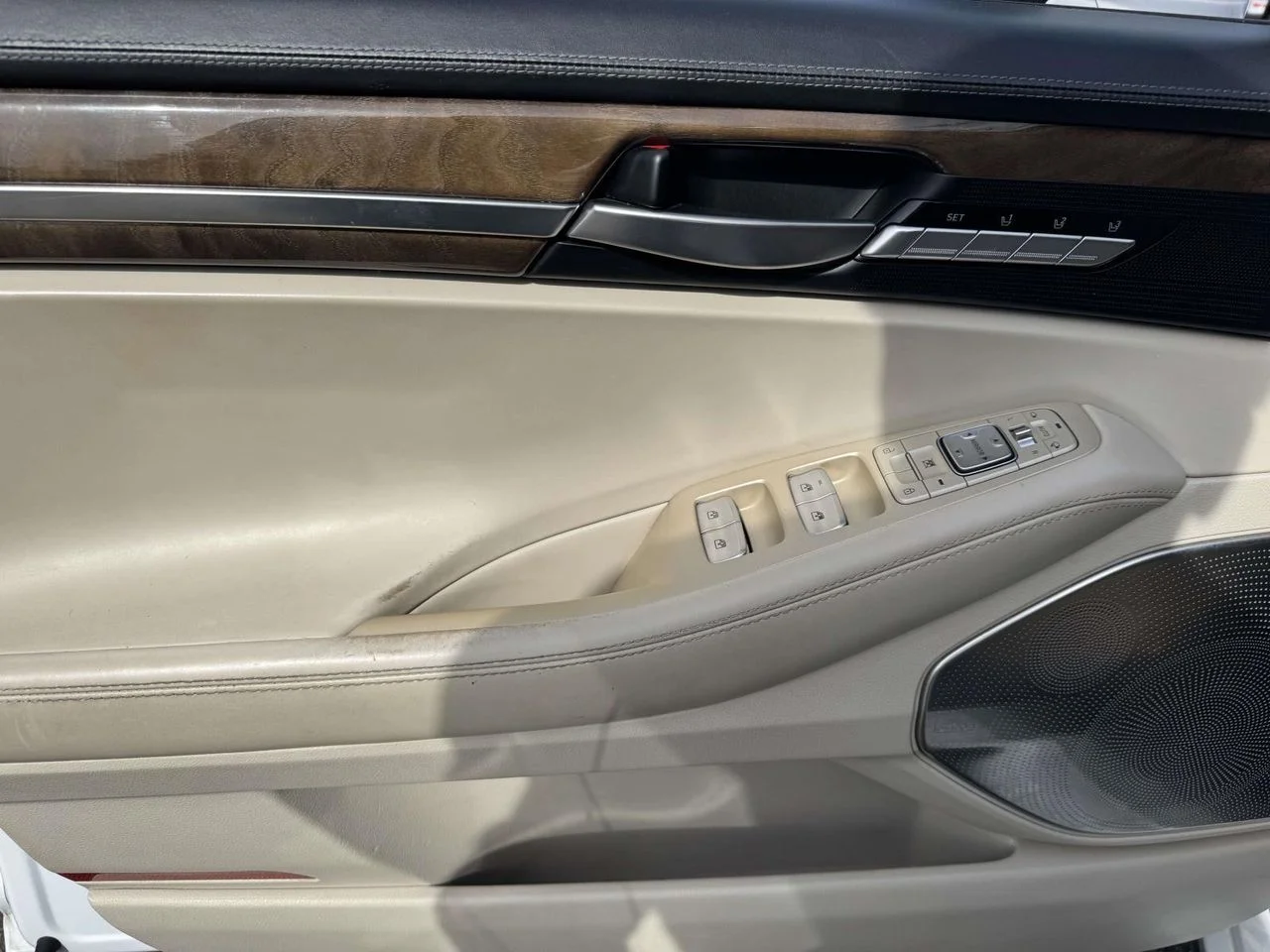 Used 2018 Casablanca White Genesis 3.3T Premium image 23