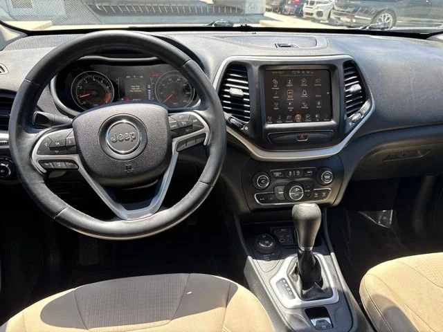 Used 2015 White Jeep Latitude image 9