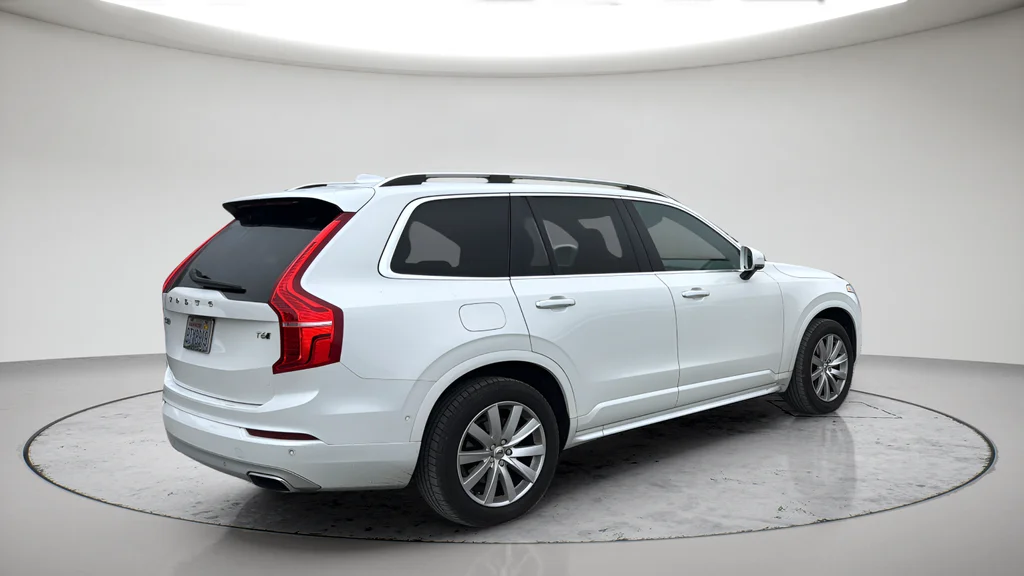 Used 2019 White Volvo T6 Momentum image 6