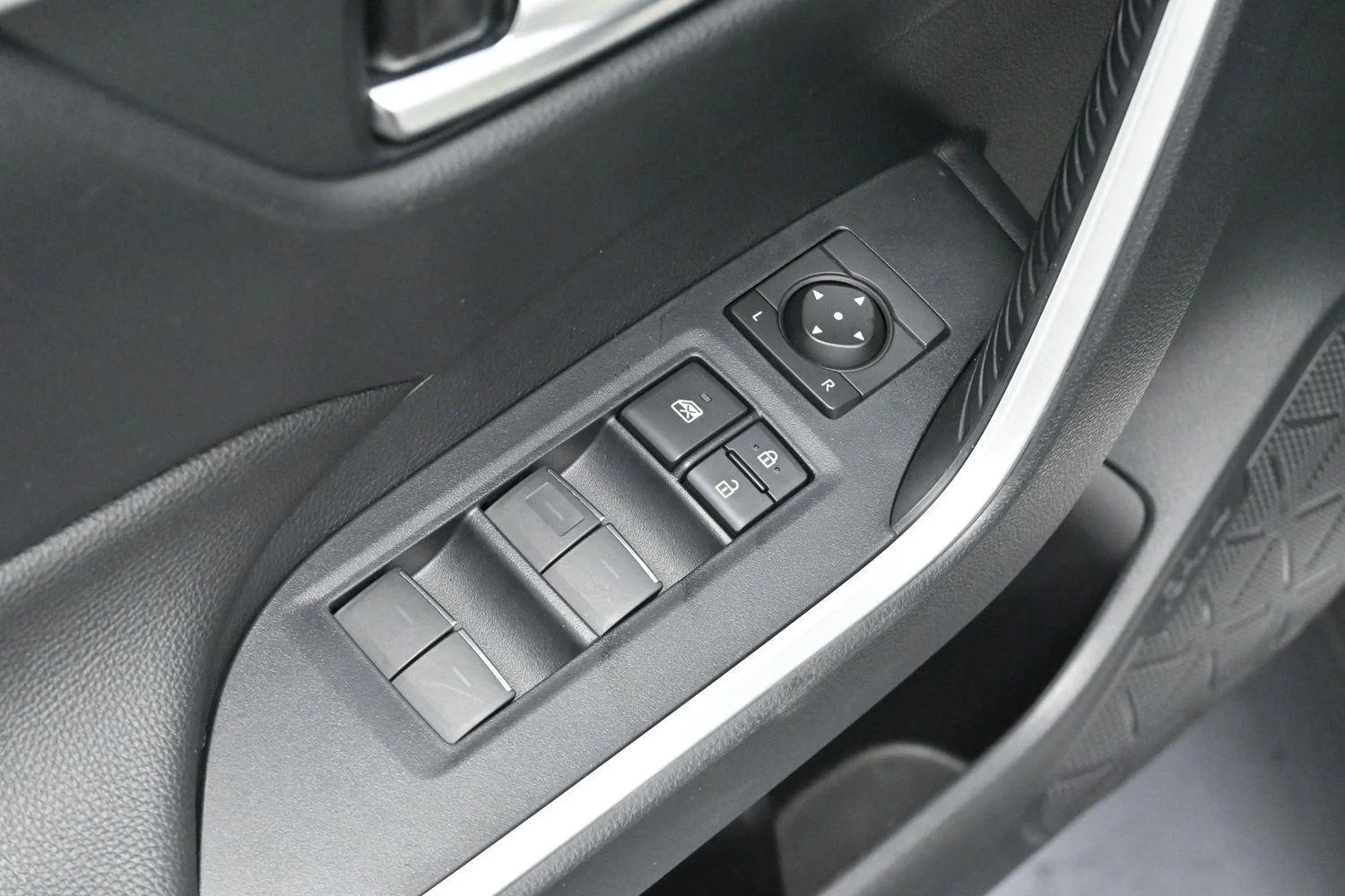 Used 2024 Ice Cap Toyota SE image 10