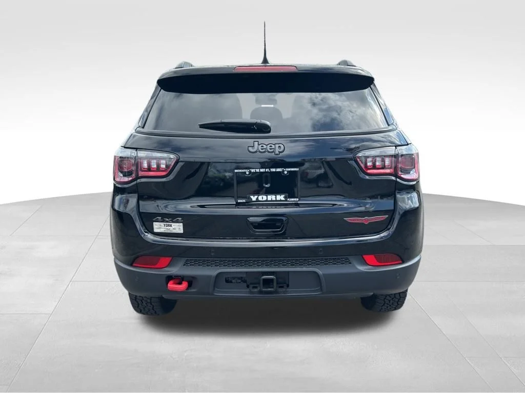 New 2026 Diamond Black Crystal Pearl-Coat Exterior Paint Jeep Trailhawk image 6