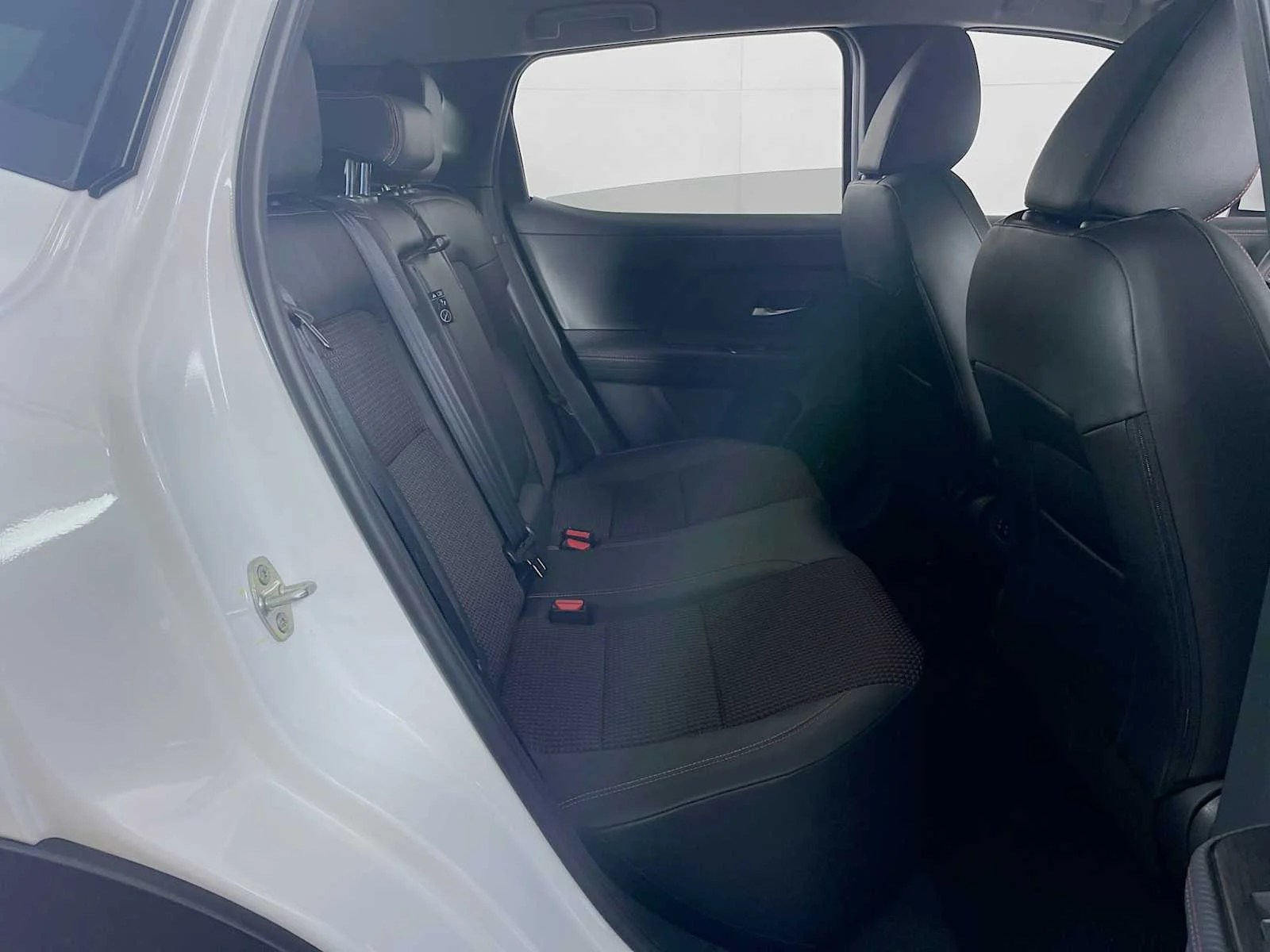 Certified Used 2025 Aspen White Tricoat Nissan SR image 22