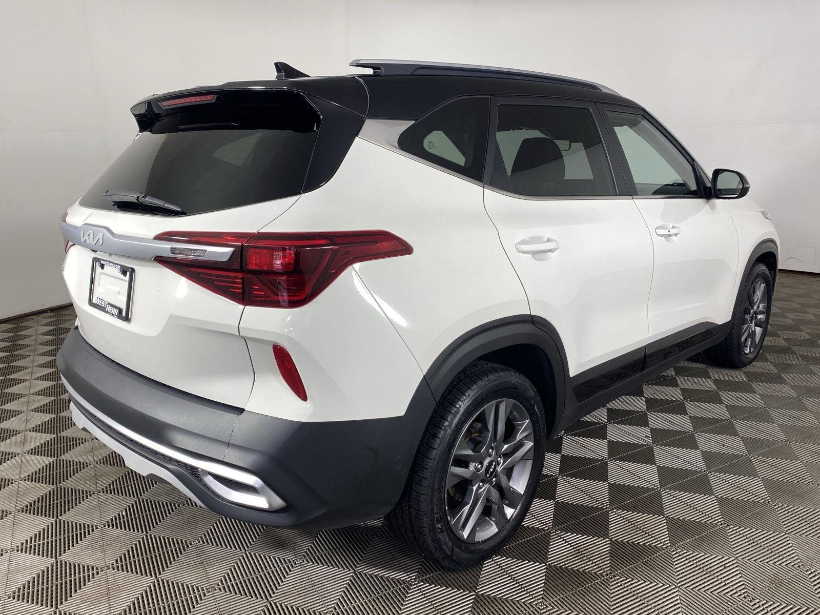 Used 2022 Clear White/Black Roof Kia S image 7