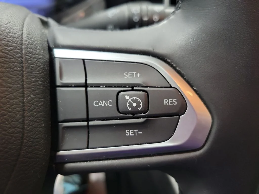Used 2022 White Jeep Latitude Lux image 35