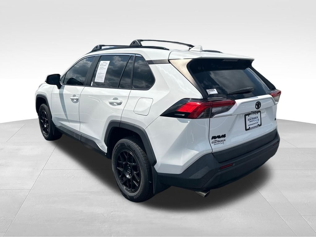 Used 2020 White Toyota LE image 3