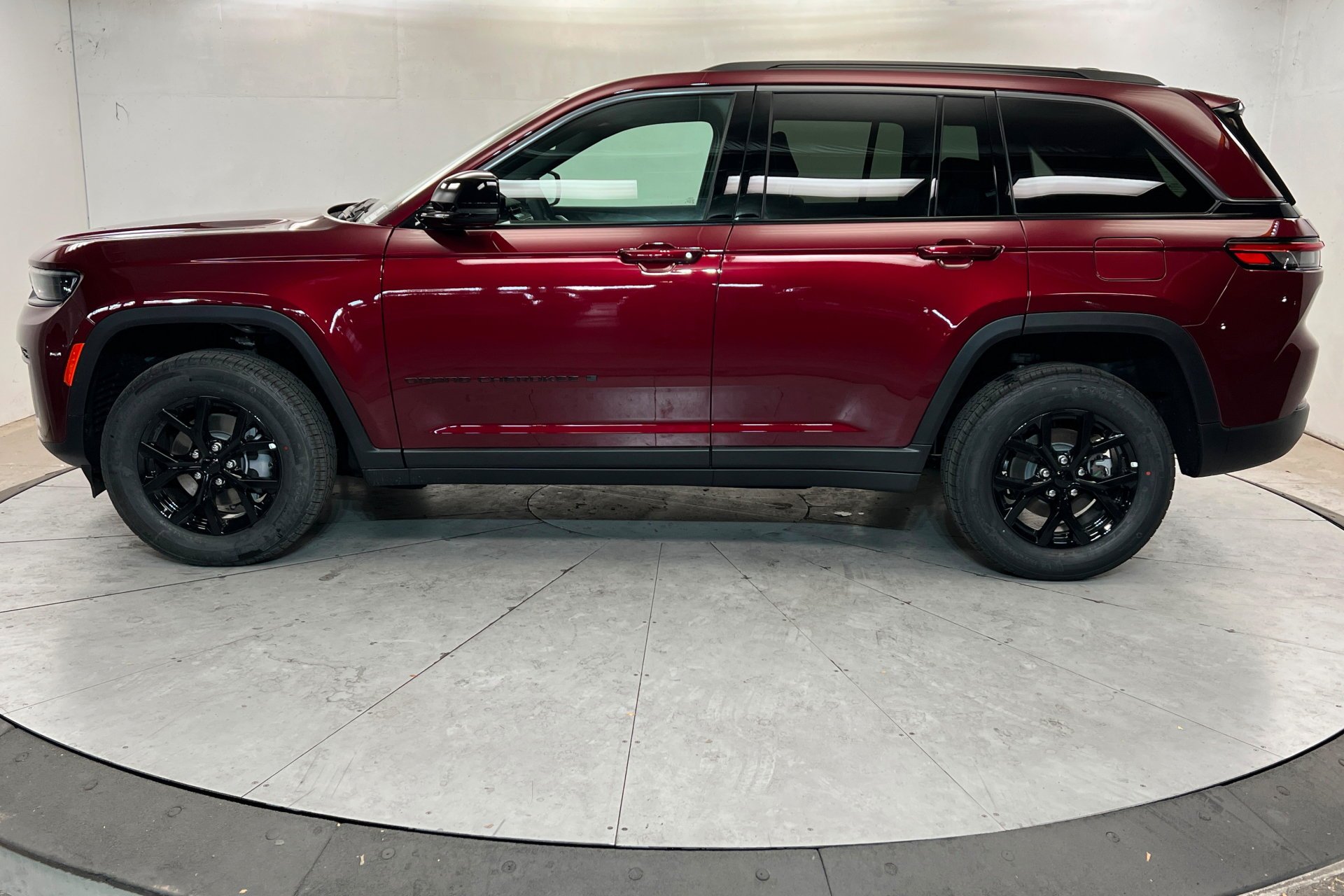 New 2026 Velvet Red Pearl-Coat Exterior Paint Jeep Laredo Altitude image 2