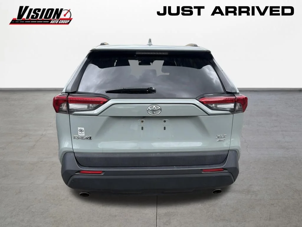 Used 2019 Black Toyota XLE Premium image 5
