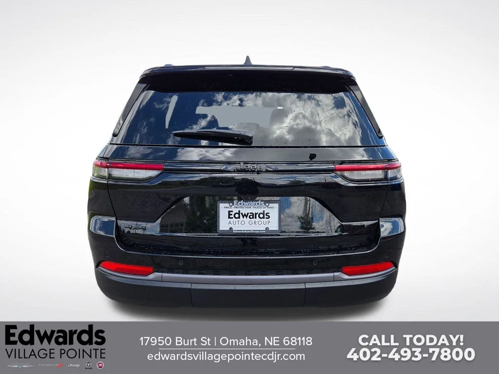 New 2026 Diamond Black Crystal Pearl-Coat Exterior Paint Jeep Laredo Altitude image 4