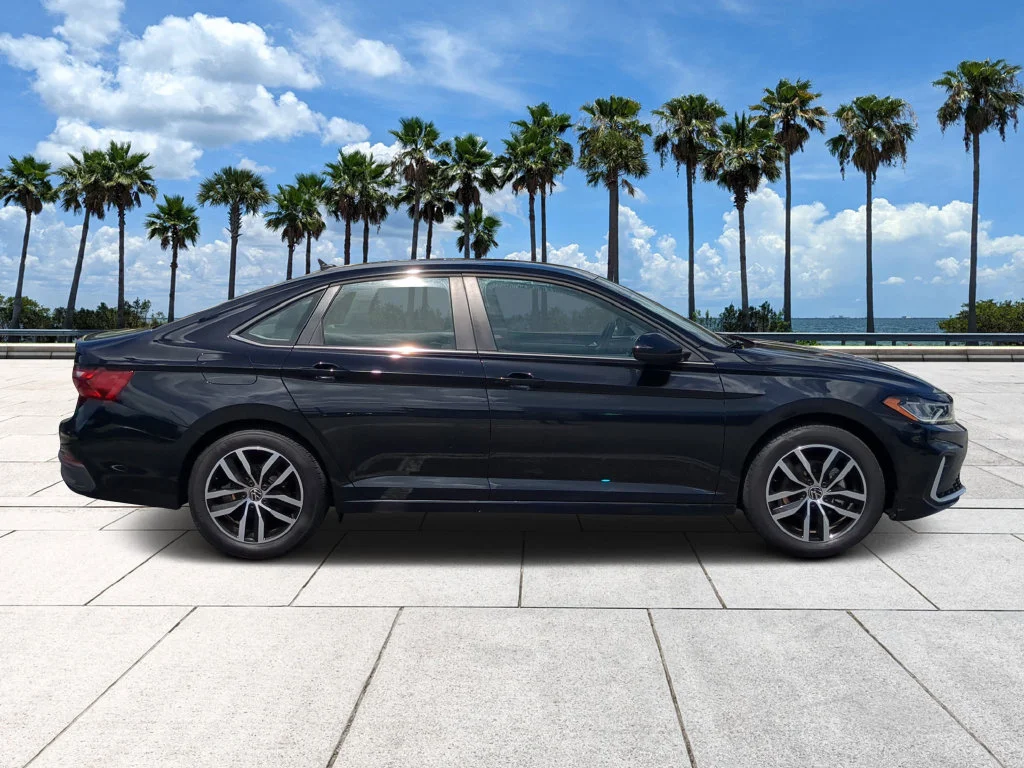 Used 2025  Volkswagen 1.5T SE image 4