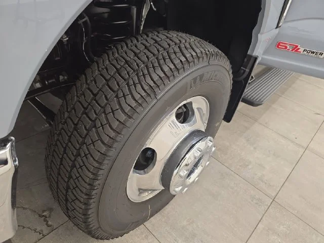 New 2027 Glacier Gray Metallic Tri-Coat Ford F-350® Lariat® image 49