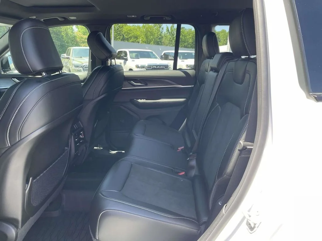 New 2026 Bright White Clear-Coat Exterior Paint Jeep Altitude image 19