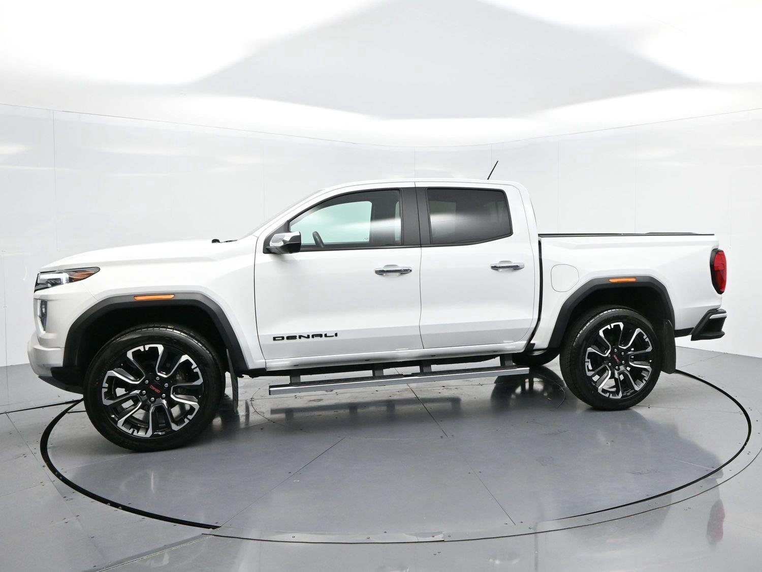 Used 2024 Summit White GMC Denali image 4