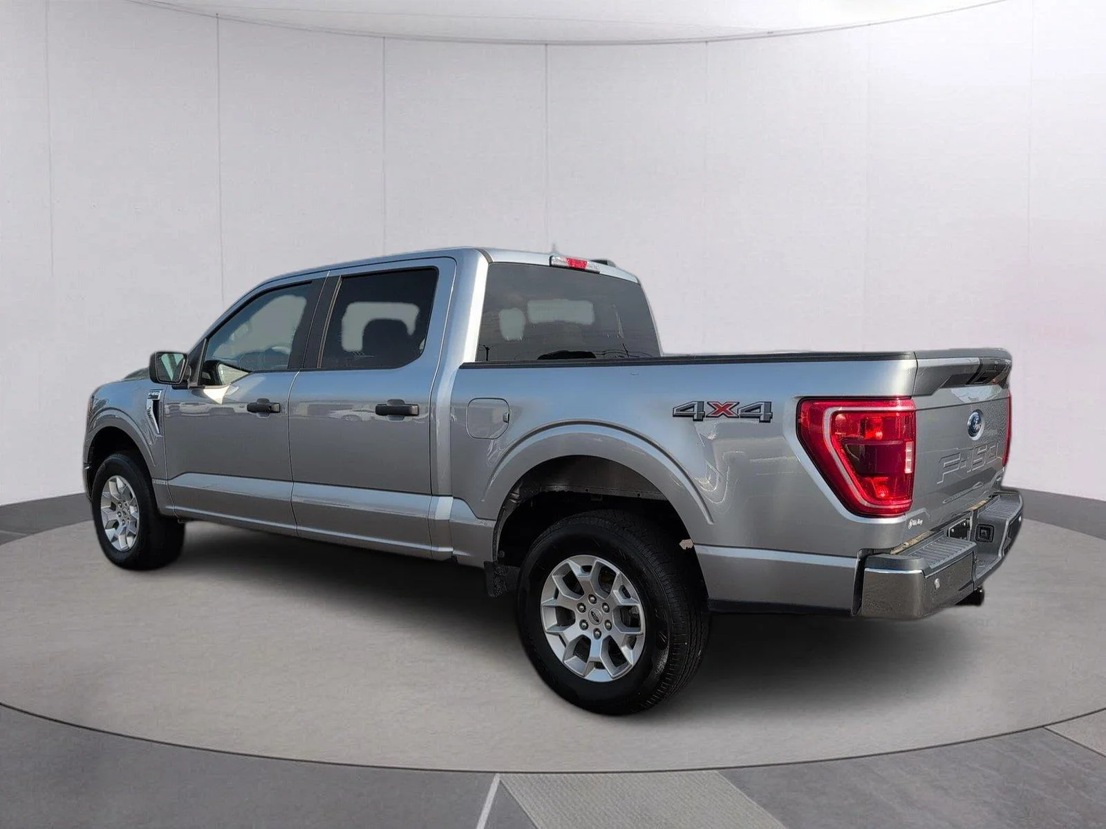 Used 2023 Iconic Silver Ford XLT image 3