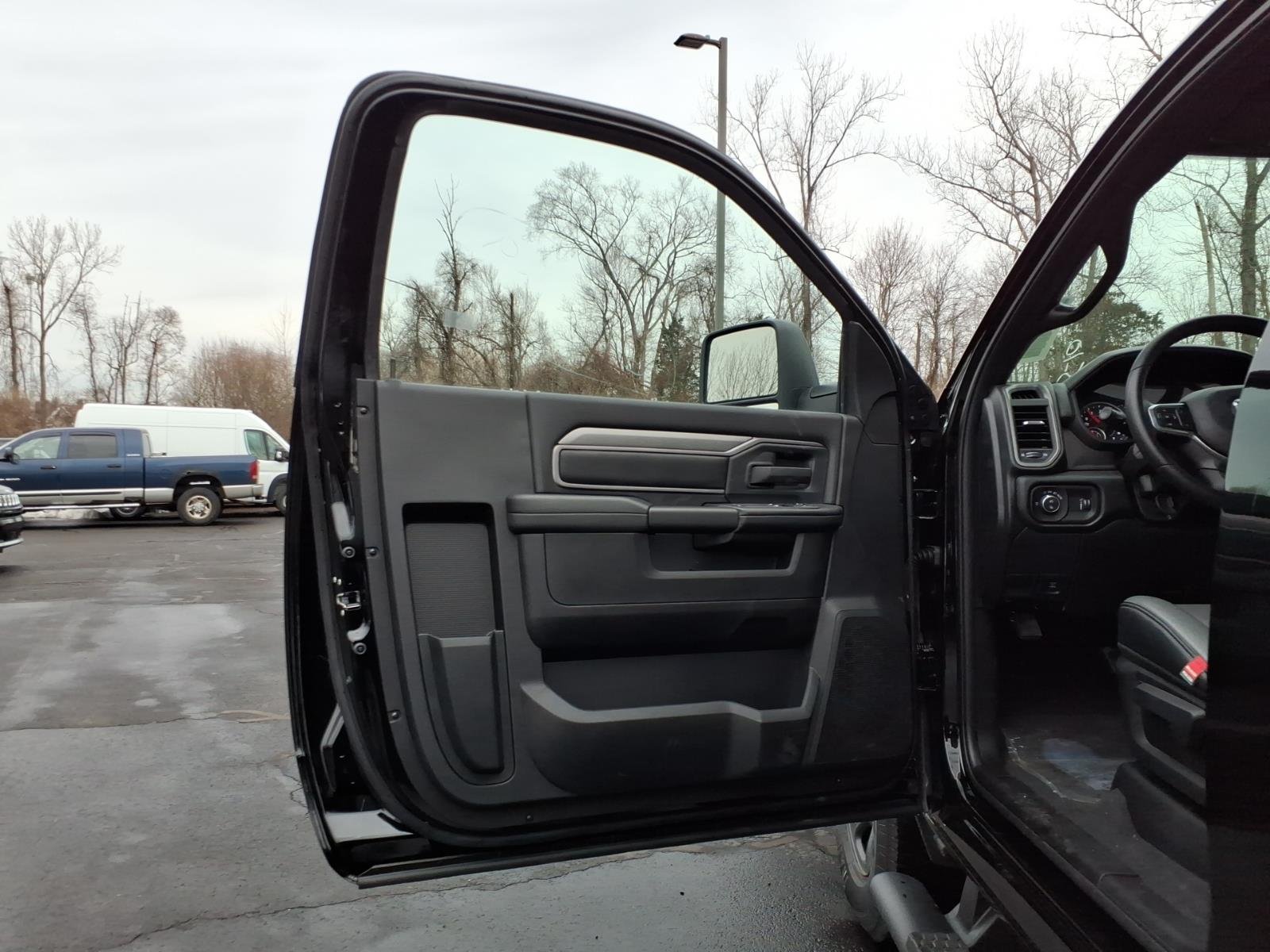 New 2026 Diamond Black Crystal Pearl-Coat Exterior Paint RAM Tradesman image 13