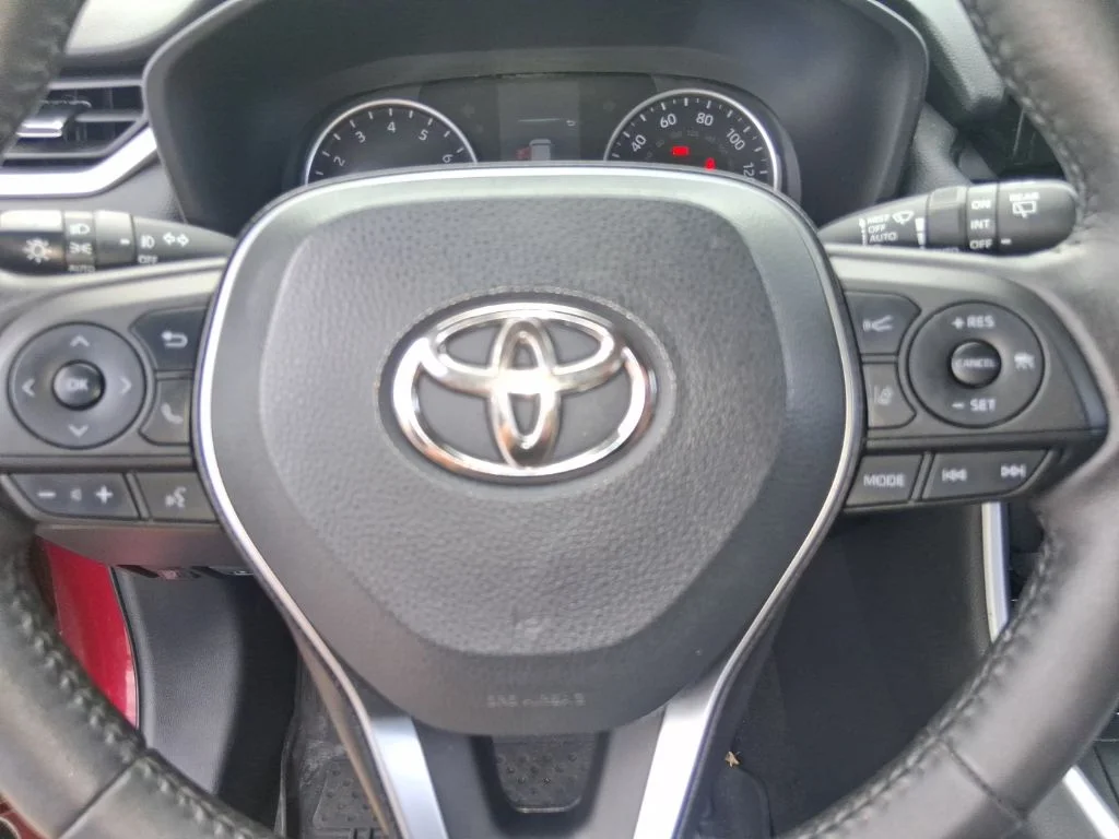 Used 2022 Red Toyota XLE Premium image 13
