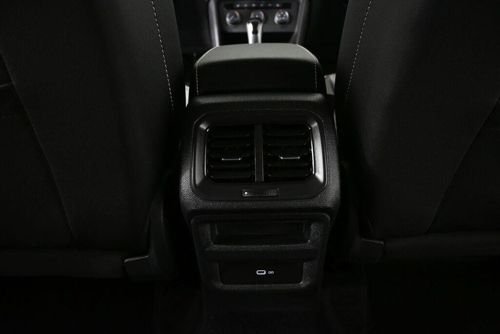 Used 2022 Pure White Volkswagen SE image 17