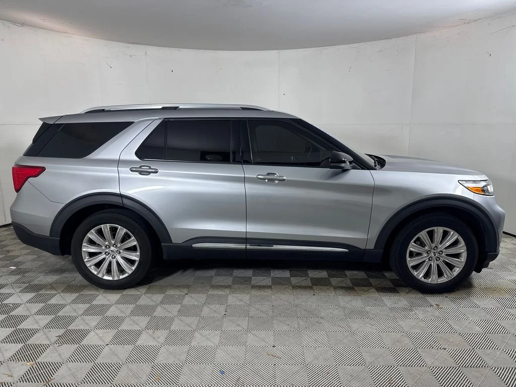 Used 2023 Silver Ford Limited image 2