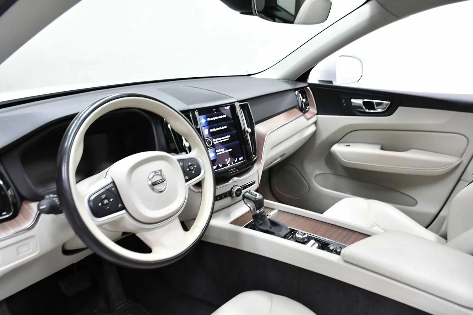 Used 2021 Crystal White Metallic Volvo Momentum image 12