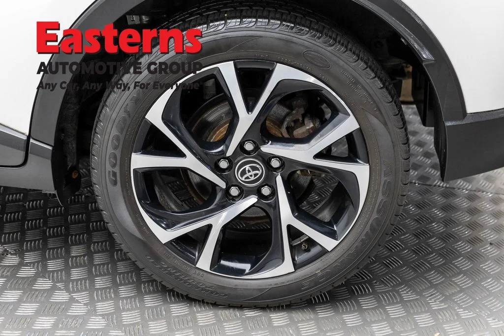 Used 2018 White Toyota XLE Premium image 8