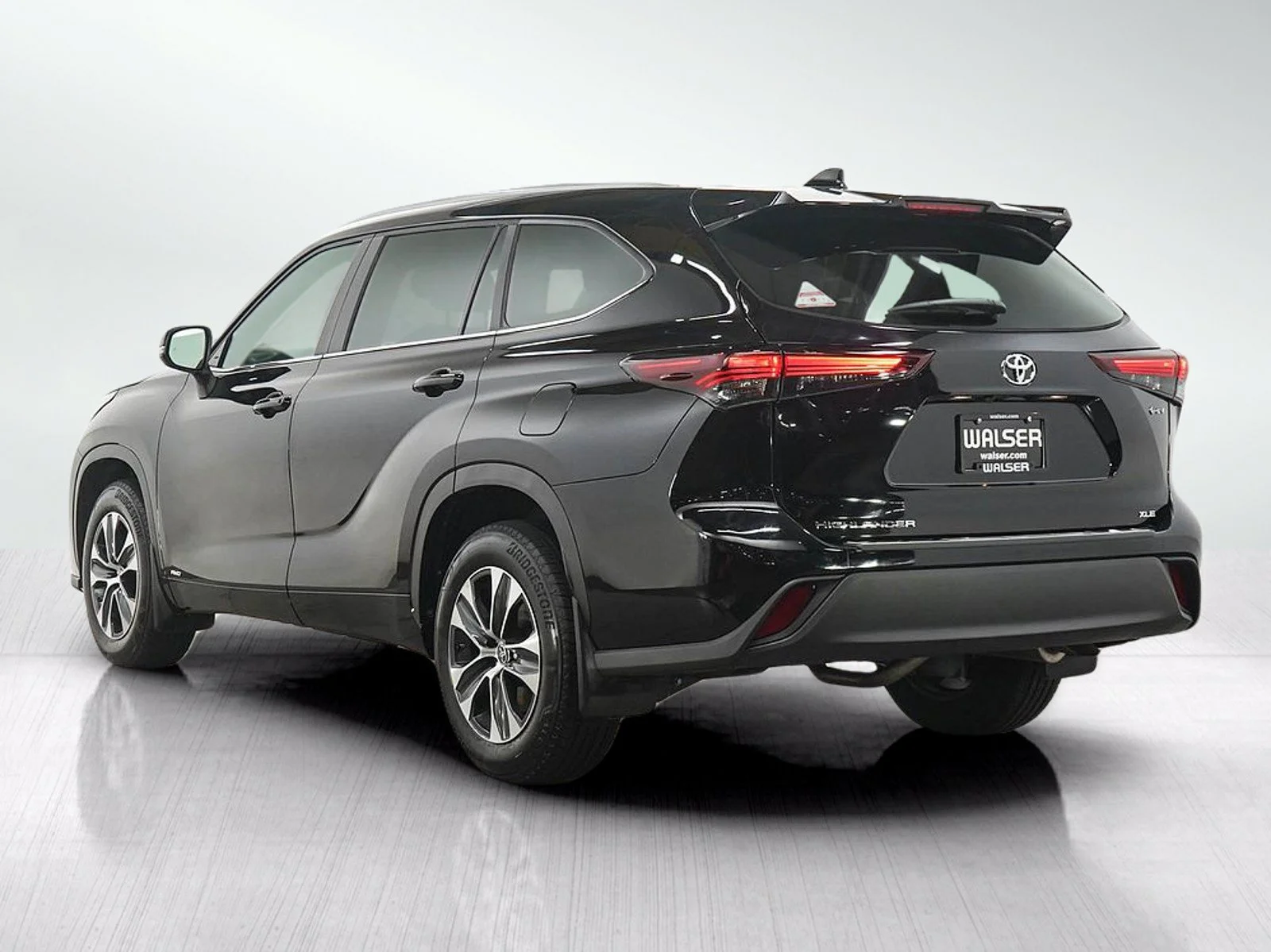 Used 2025 Black Toyota Hybrid XLE AWD (Natl) image 3