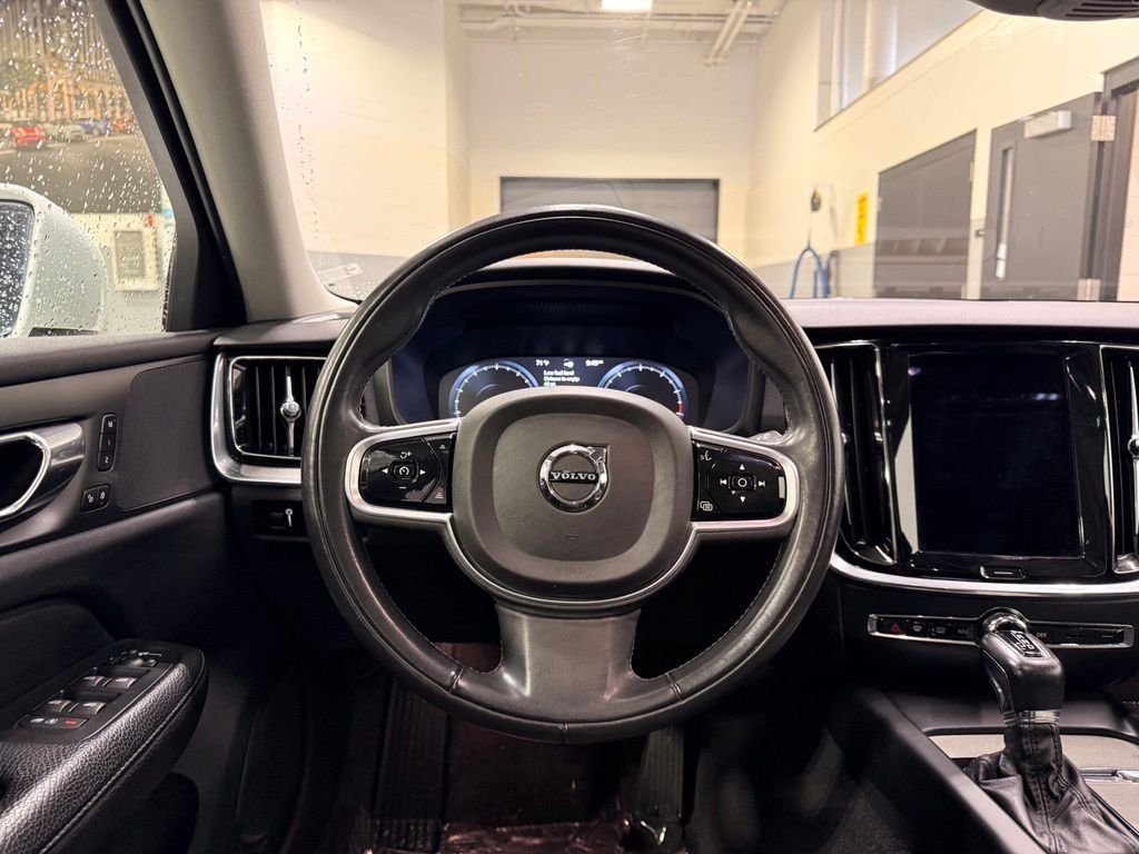 Used 2022 White Volvo  image 22