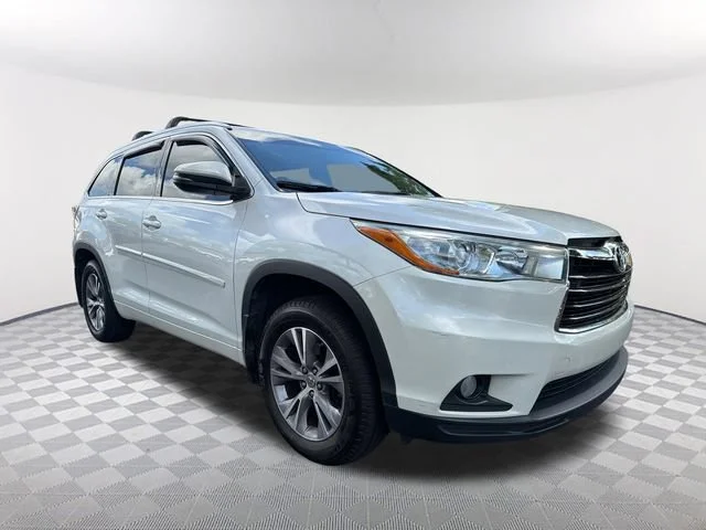 Used 2015 White Toyota XLE V6 image 3