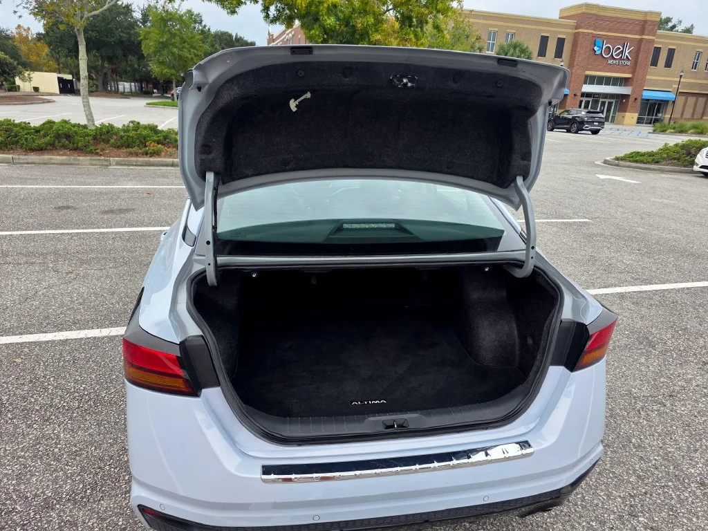 Used 2023 Gray Nissan SR FWD image 33