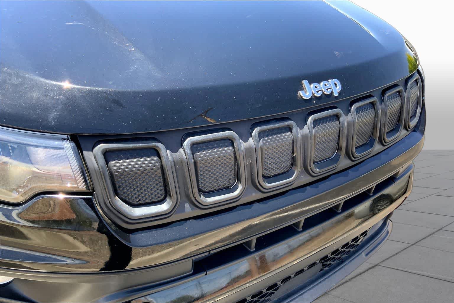 Used 2022 Diamond Black Crystal Pearlcoat Jeep Latitude image 27