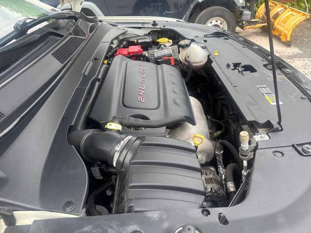 Used 2020 White Jeep Latitude image 33