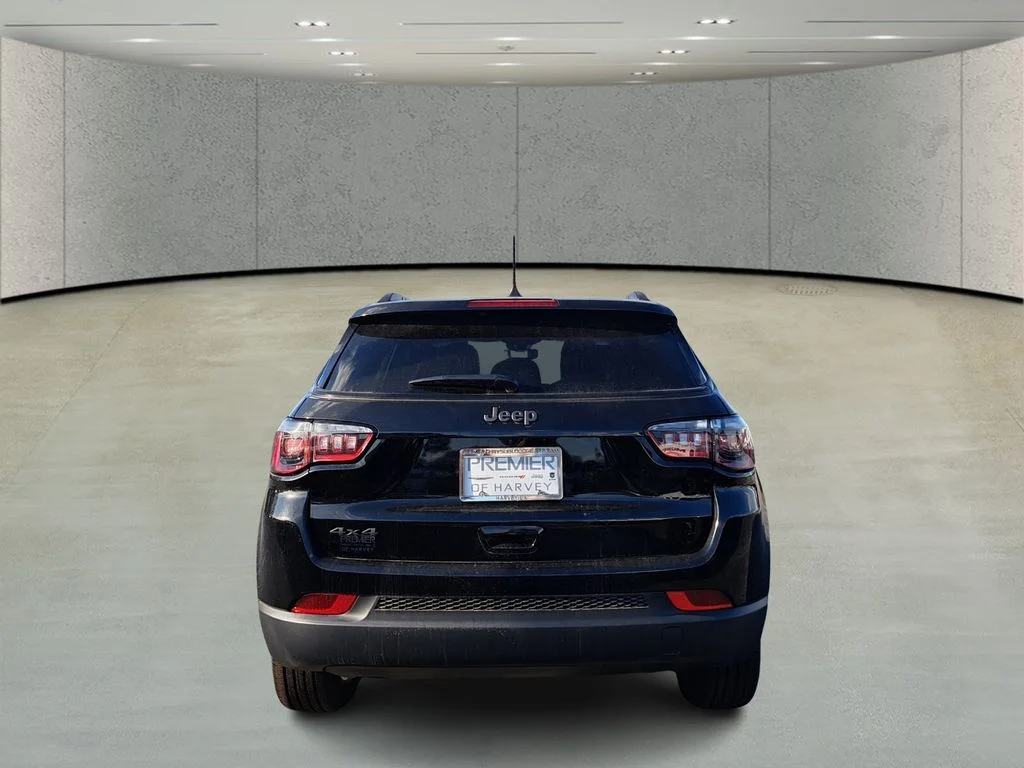 New 2026 Diamond Black Crystal Pearl-Coat Exterior Paint Jeep Latitude image 5