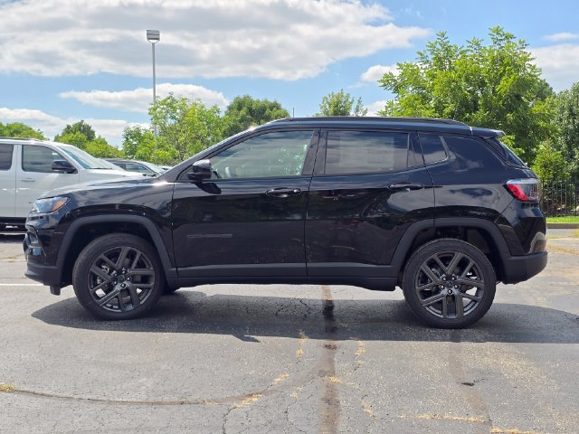 New 2026 Diamond Black Crystal Pearl-Coat Exterior Paint Jeep Limited image 26