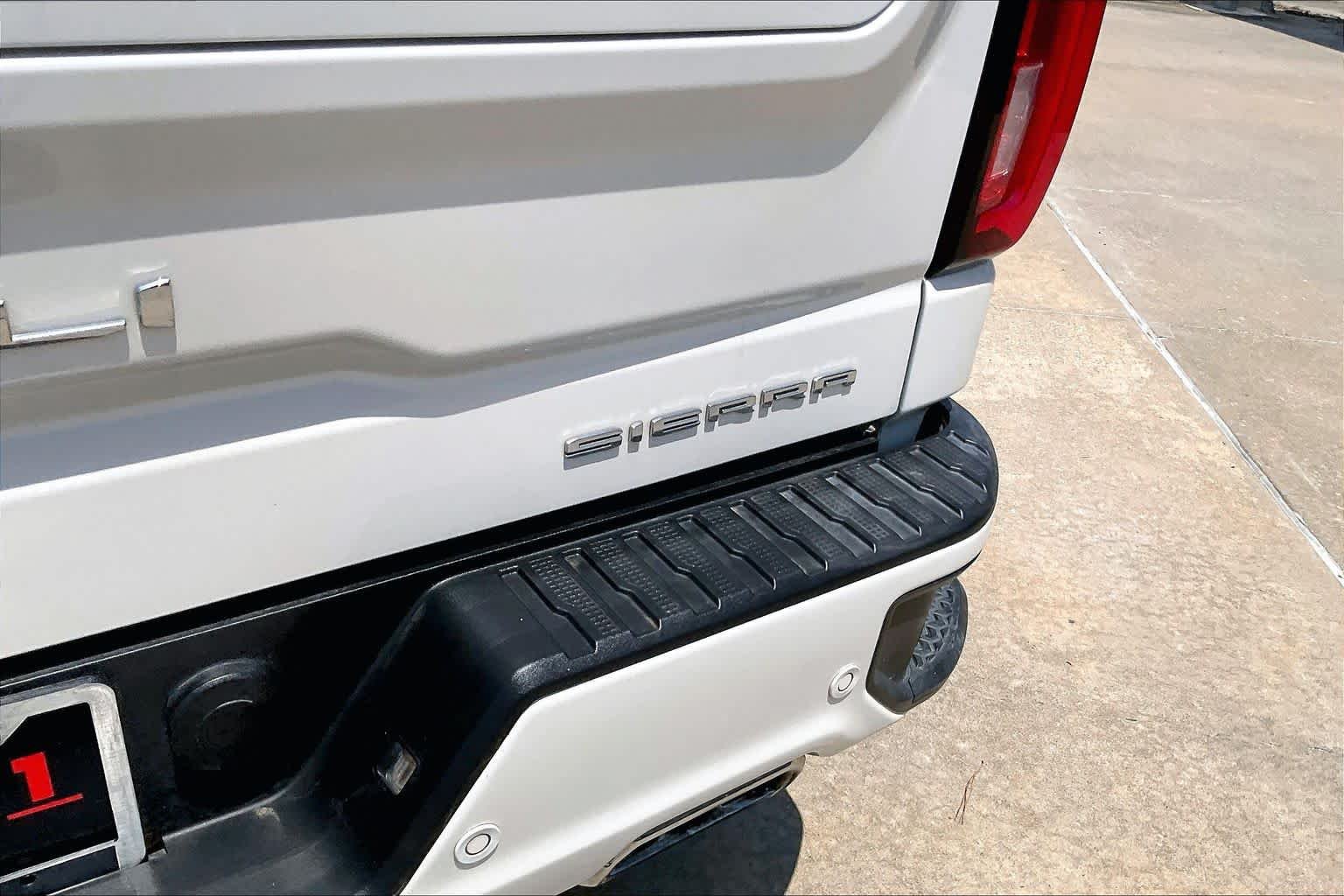Used 2021 White Frost Tricoat GMC Denali image 10