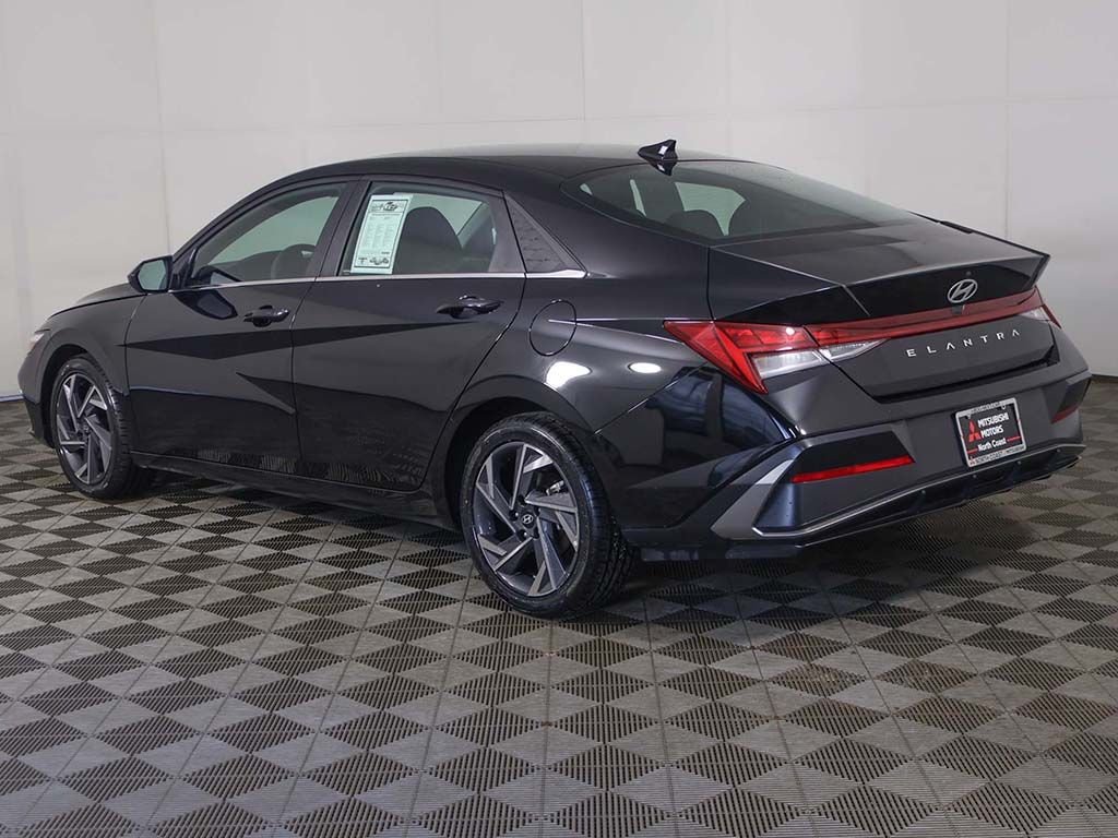 Used 2025 Black Hyundai SEL Convenience image 9