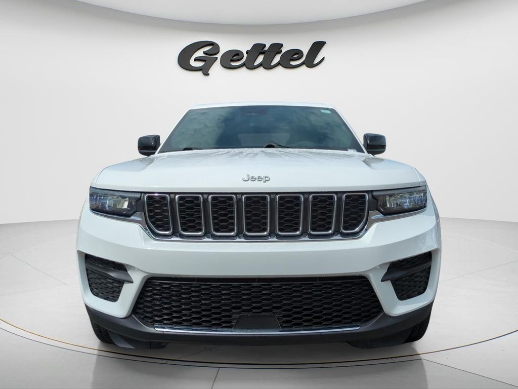 Used 2025 White Jeep Laredo image 2