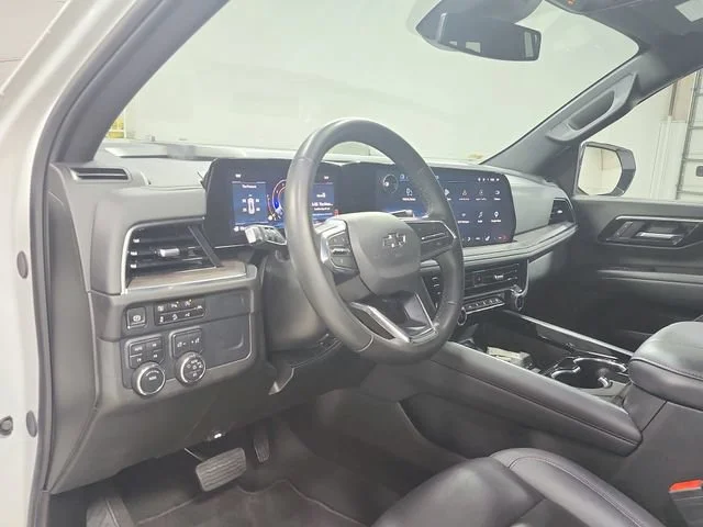 Used 2025 Iridescent Pearl Tricoat Chevrolet Z71 image 60