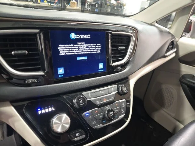 Used 2017 Silver Chrysler Touring L image 14