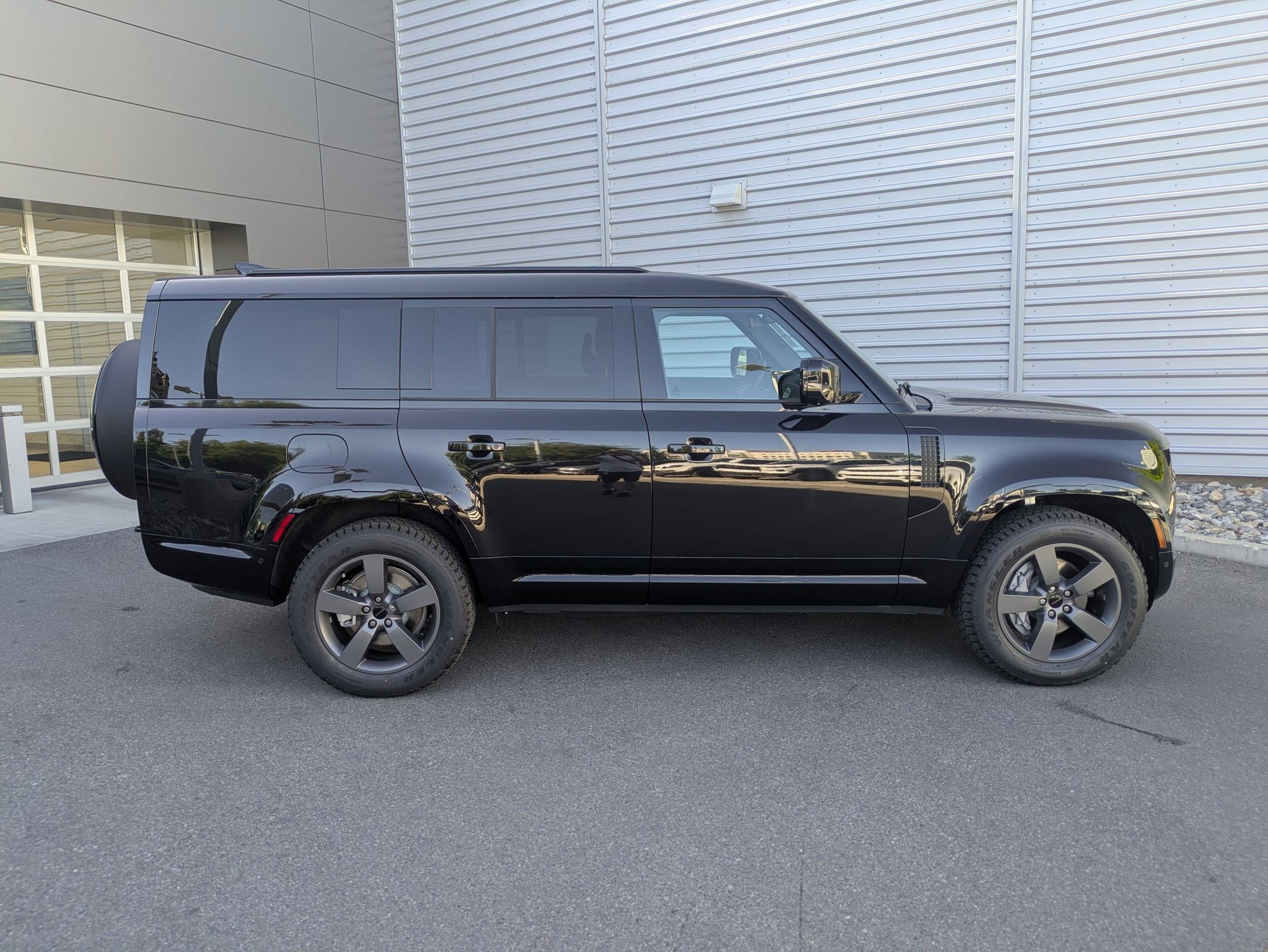 New 2026 Santorini Black Land Rover P400 X-Dynamic SE image 4