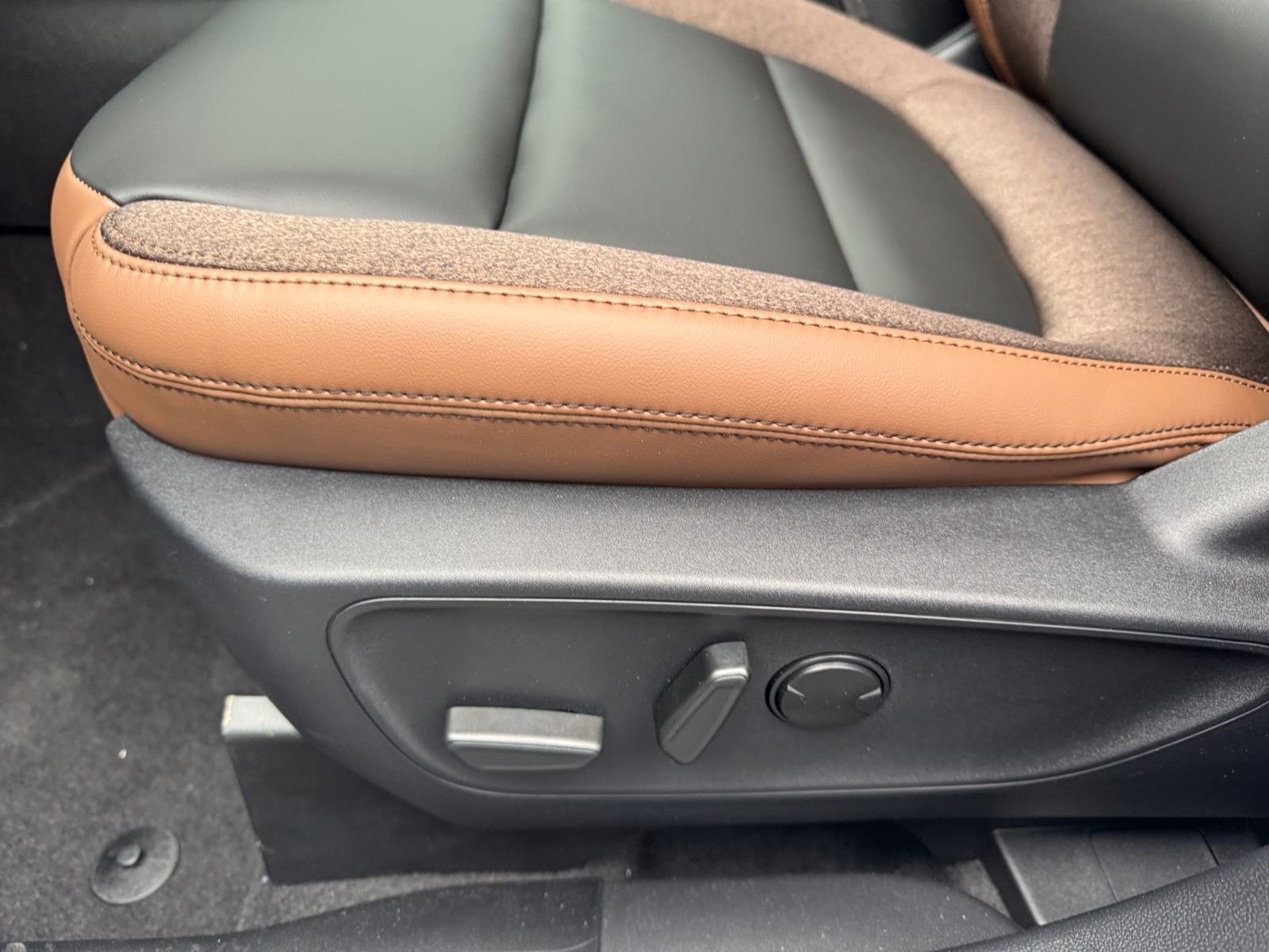 New 2026 Azure Gray Metallic Tri-Coat Ford Outer Banks® image 12