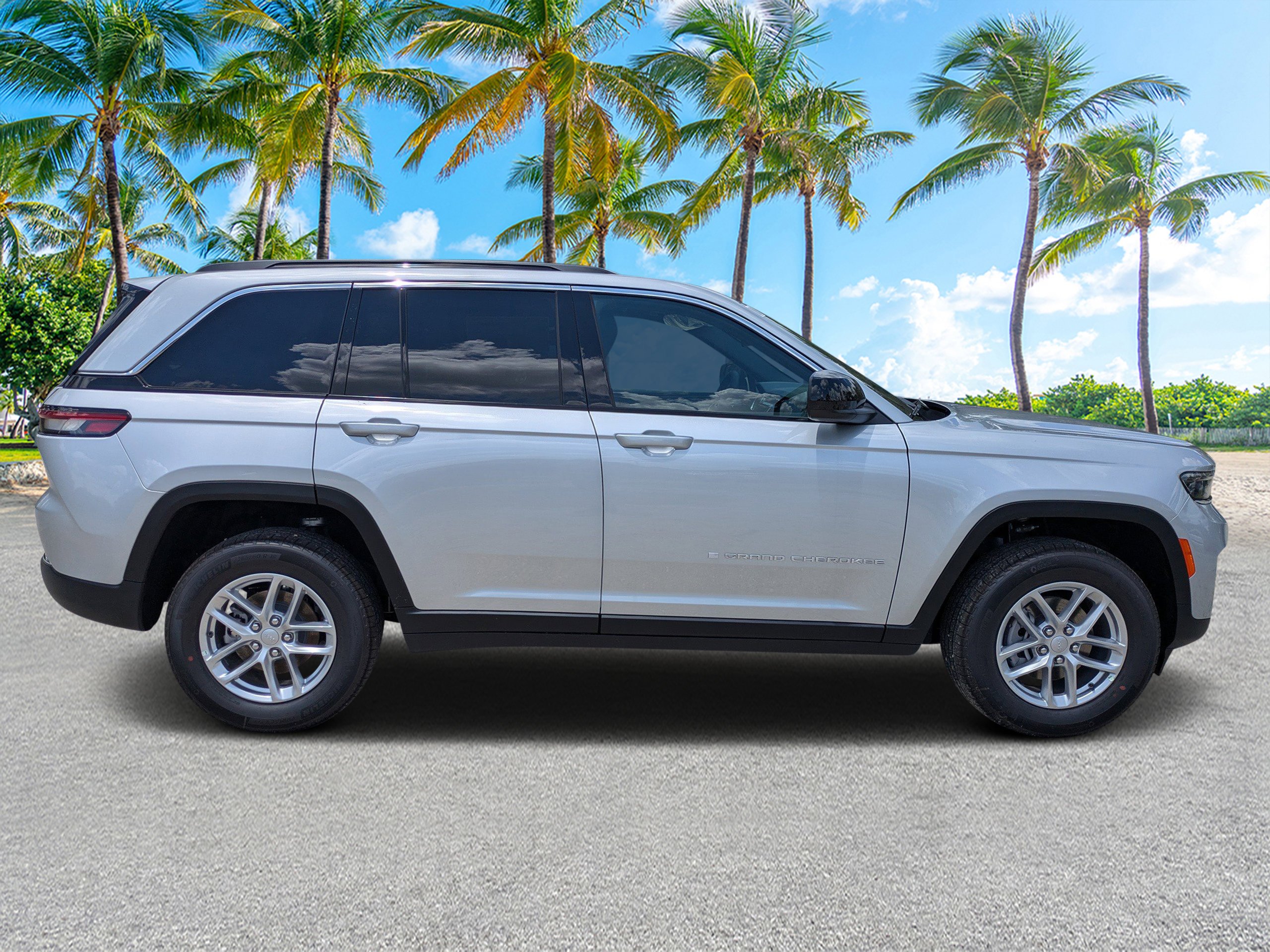 New 2026 Silver Zynith Exterior Paint Jeep Laredo X image 2