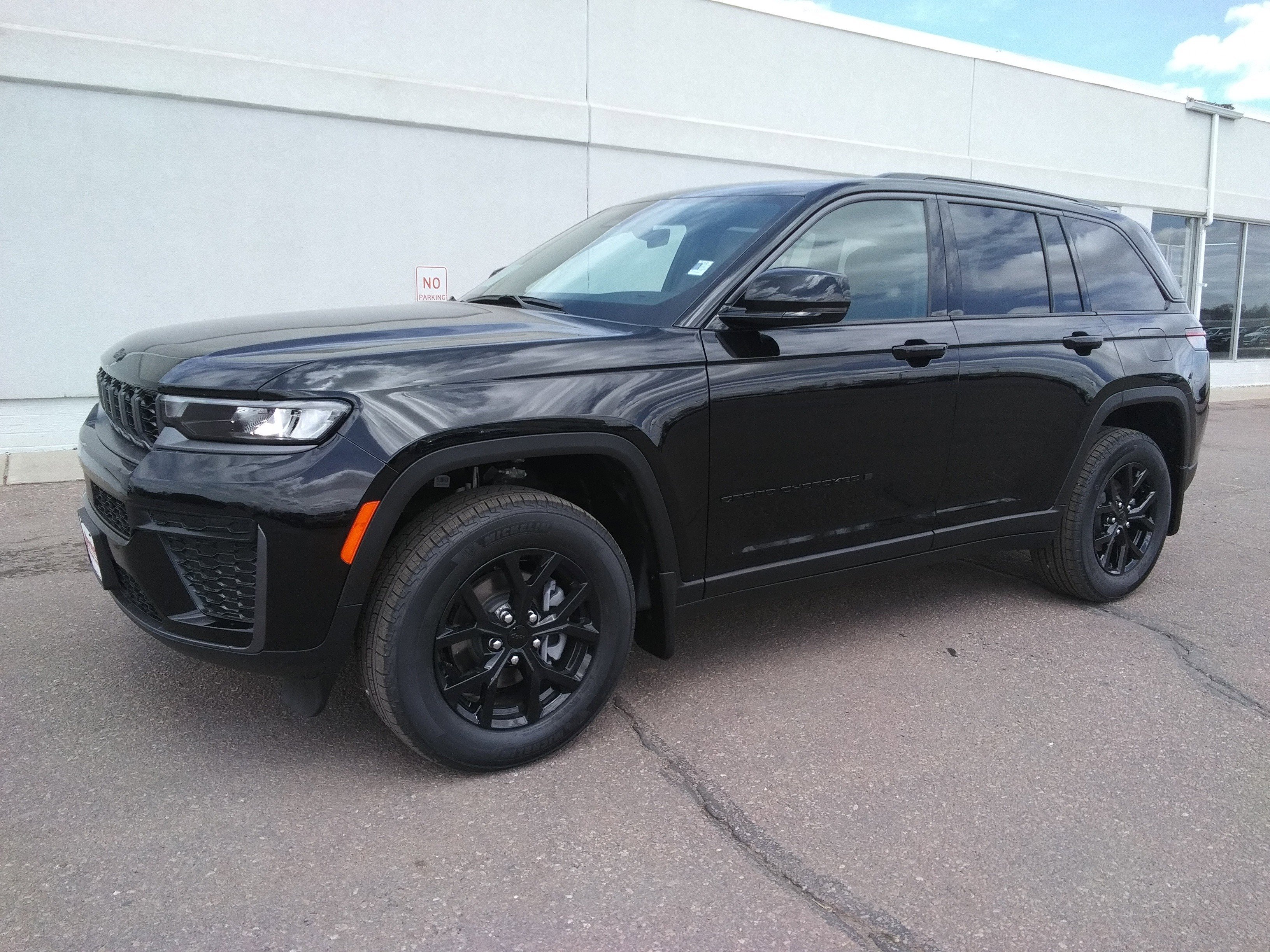 New 2026 Diamond Black Crystal Pearl-Coat Exterior Paint Jeep Altitude image 2