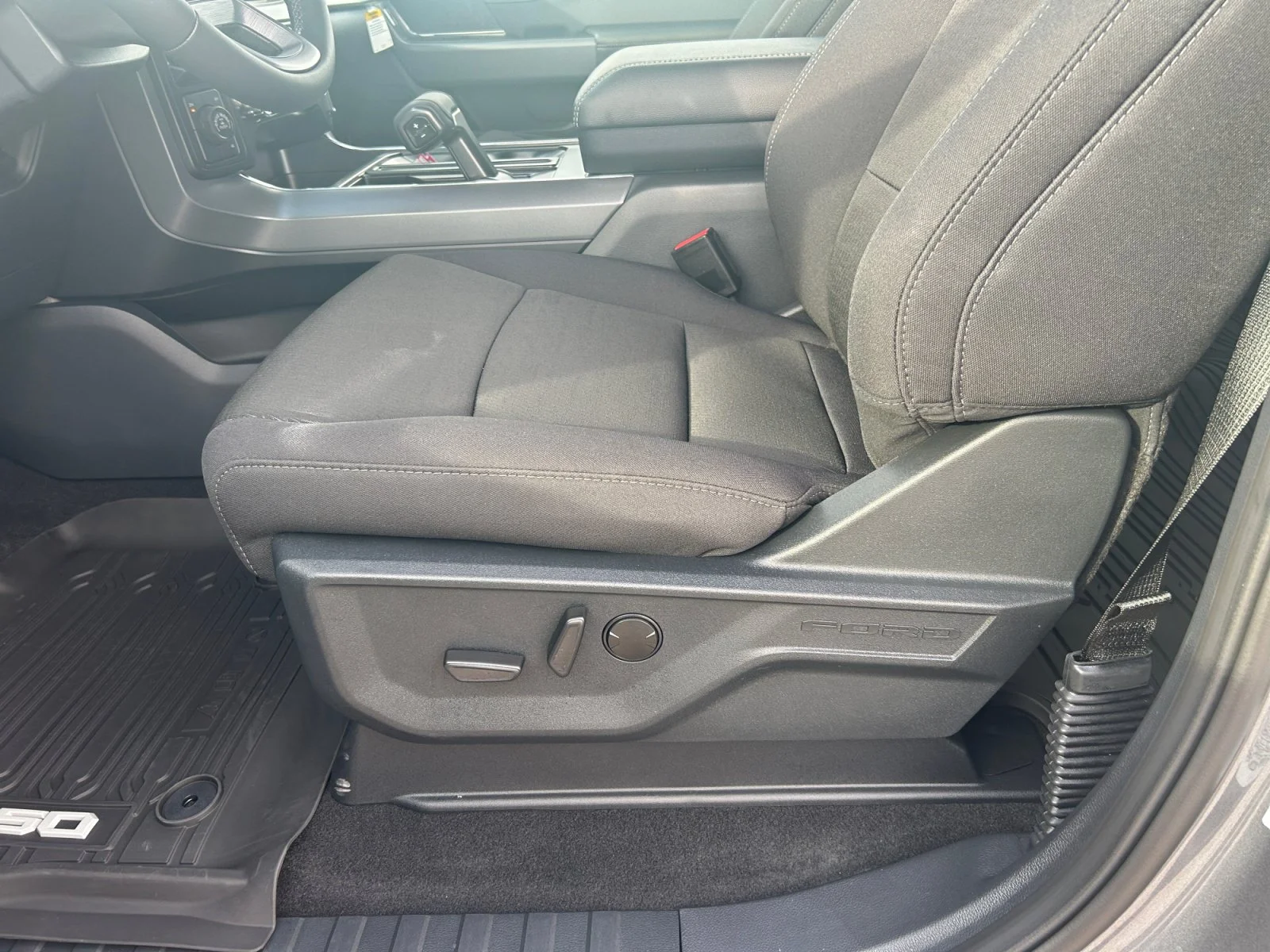 New 2026 Carbonized Grey Metallic Ford XLT image 15