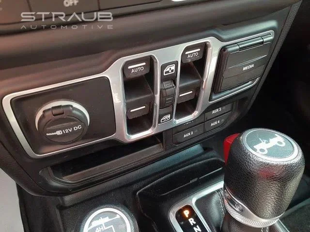 Used 2018 Punkn Metallic Clearcoat Jeep Sahara image 26