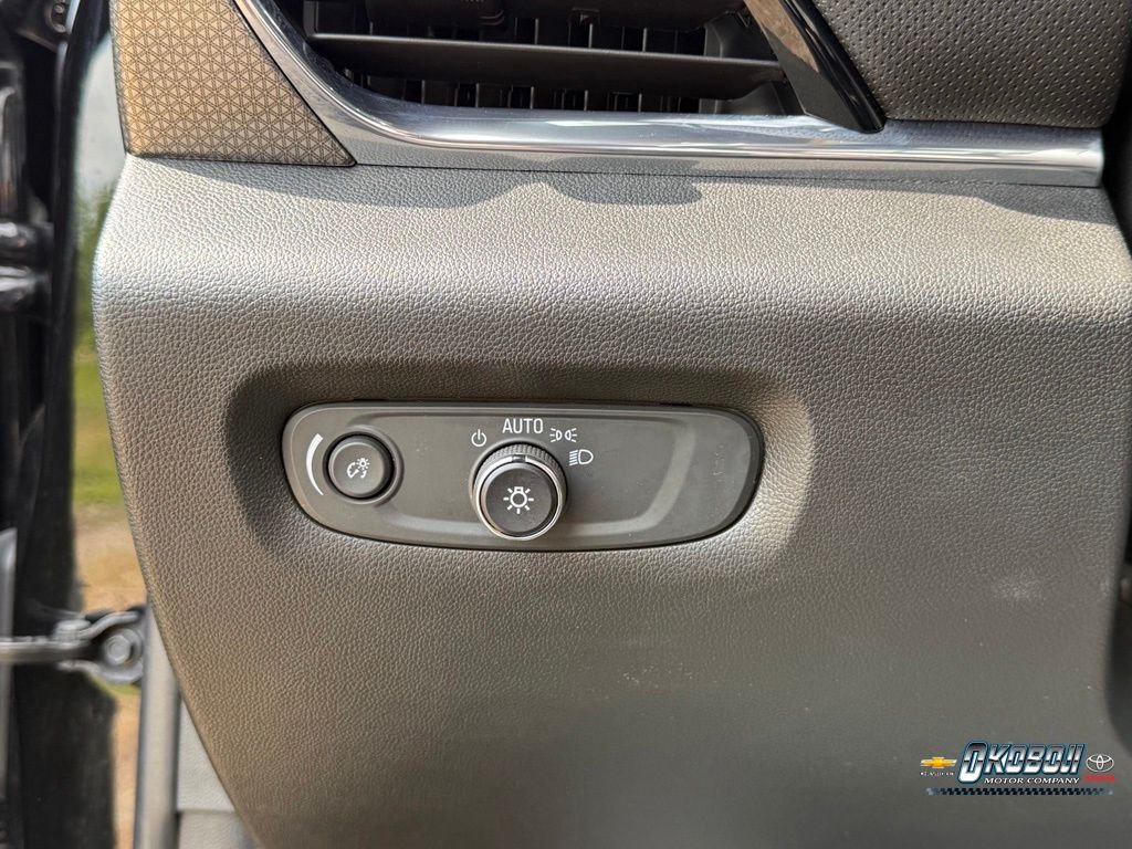 Used 2022 Black Chevrolet Premier image 17
