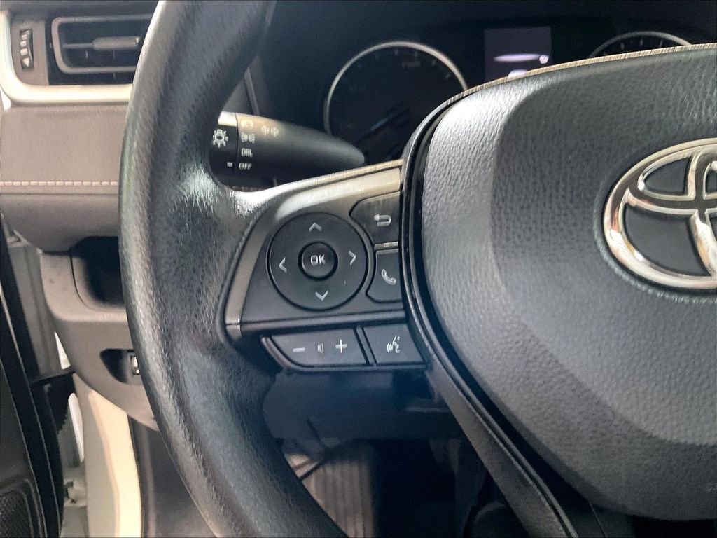 Used 2022 White Toyota LE image 22