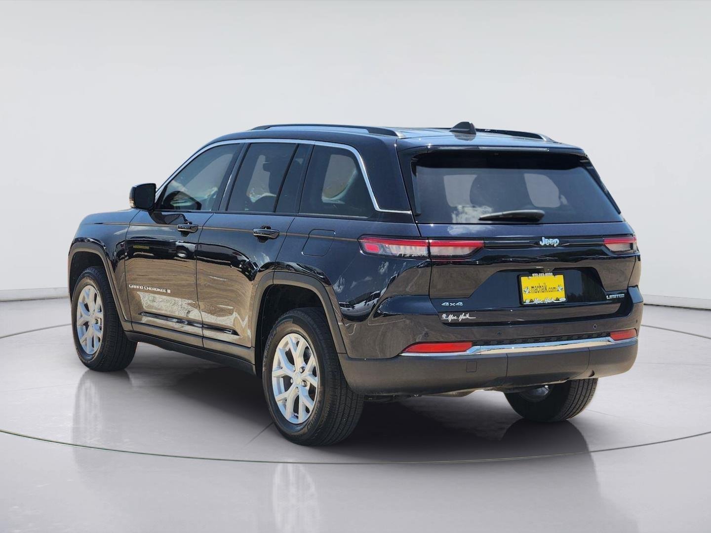 Used 2024 Midnight Sky Jeep Limited image 4