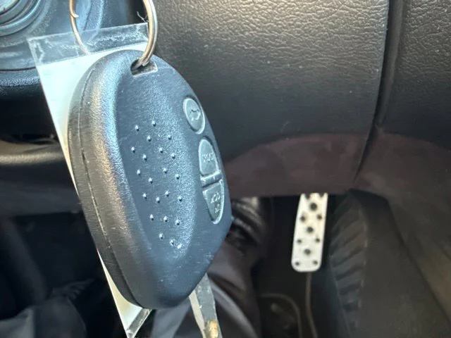 Used 2006 Blue Pontiac Base image 26
