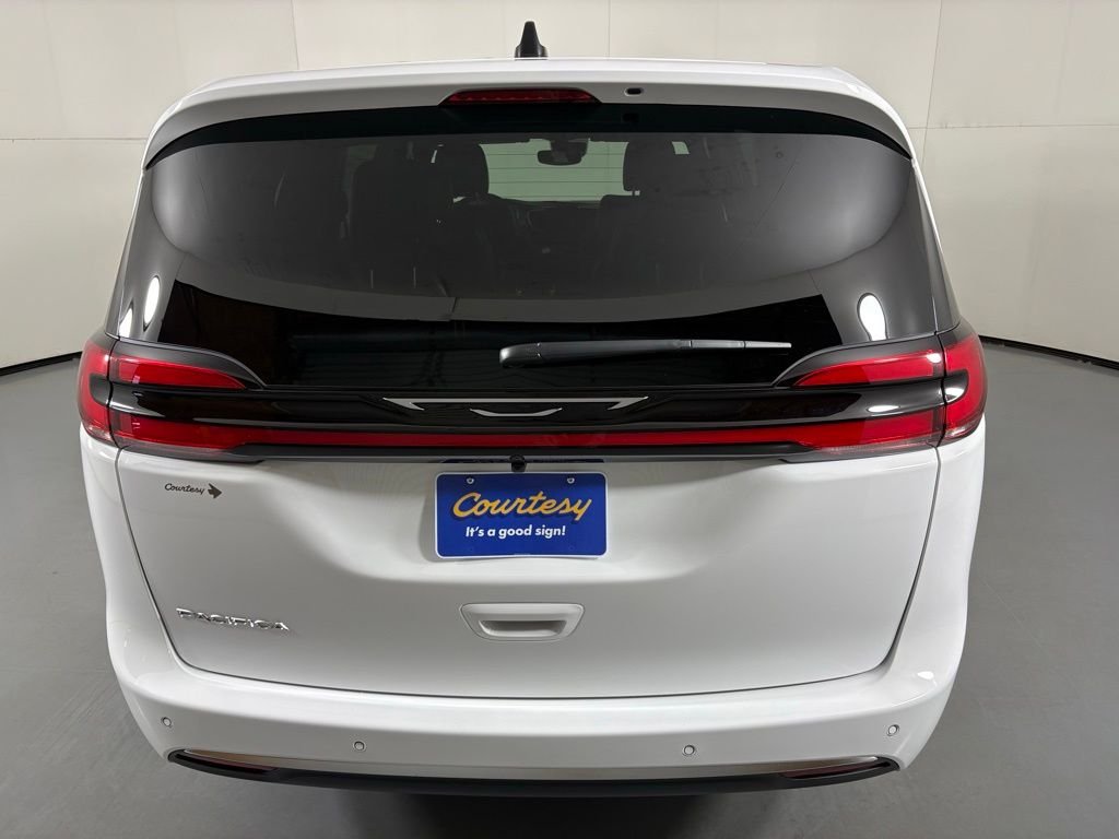 New 2027 Bright White Clear-Coat Exterior Paint Chrysler Select image 7