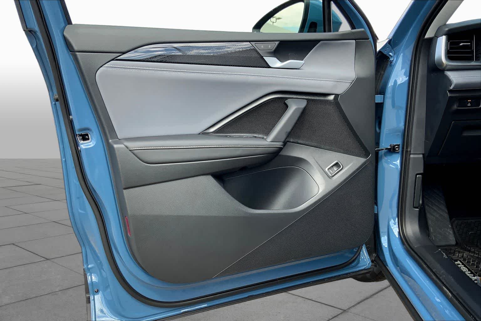 2025 Volkswagen Tiguan SE - Photo 10