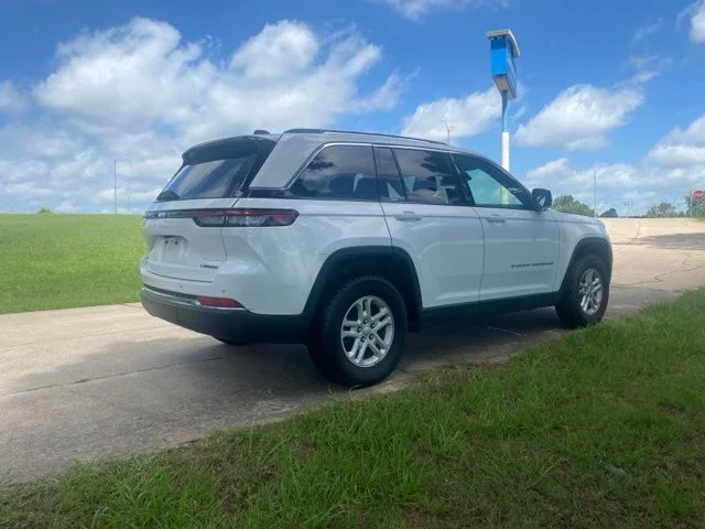 Used 2024 White/off-white Jeep Laredo image 10